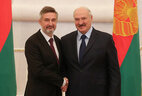 Президент Беларуси Александр Лукашенко и Чрезвычайный и Полномочный Посол Польши в Беларуси Артур Михальски