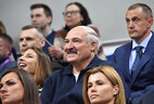 Александр Лукашенко среди болельщиков