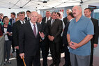Александр Лукашенко во время посещения ОАО "Агрокомбинат "Скидельский"