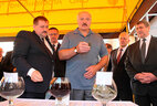 Александр Лукашенко во время посещения ОАО "Агрокомбинат "Скидельский"