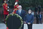 Президент Беларуси Александр Лукашенко возложил венок к могиле Неизвестного солдата в Тбилиси