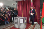Александр Лукашенко на избирательном участке