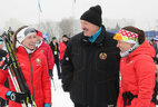 Александр Лукашенко с участниками эстафеты