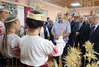 Аляксандр Лукашэнка ў час наведвання выставы майстроў народнай творчасці