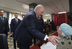 Аляксандр Лукашэнка на выбарчым участку