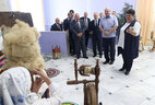 Аляксандр Лукашэнка ў час наведвання выставы майстроў народнай творчасці
