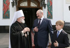 Президент Беларуси Александр Лукашенко посетил в праздник Пасхи минский Свято-Духов кафедральный собор