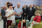 Аляксандр Лукашэнка ў час наведвання Іўеўскага цэнтра культуры