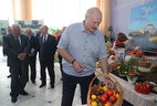 Аляксандр Лукашэнка ў час наведвання Іўеўскага цэнтра культуры