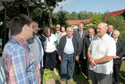 Александр Лукашенко во время посещения агроусадьбы в Воложинском районе