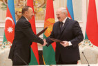 Александр Лукашенко и Ильхам Алиев во время подписания совместной декларации
