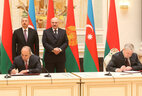 Belarus Deputy Prime Minister Vladimir Semashko and Azerbaijan First Vice Premier Yagub Eyubov sign the agreement on socio-economic cooperation between Belarus and Azerbaijan till 2025