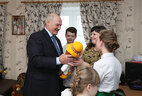 Аляксандр Лукашэнка ў час наведвання сям'і Новікавых
