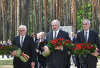 Президент Беларуси Александр Лукашенко, Президент Германии Франк-Вальтер Штайнмайер, Президент Австрии Александр Ван дер Беллен возложили цветы к памятной плите мемориального кладбища "Благовщина"