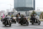 Колонна мотоциклистов во главе с Александром Лукашенко проехала по проспекту Независимости