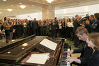 Участники встречи поют под аккомпанемент на рояле младшего сына Президента Николая Лукашенко