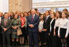 Президент Беларуси Александр Лукашенко вместе с участниками встречи в фойе Дворца Независимости