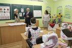 Аляксандр Лукашэнка наведаў блок працоўнага навучання - майстэрні па апрацоўцы тканін і драўніны