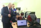 Александр Лукашенко во время посещения новой школы
