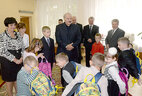 Аляксандр Лукашэнка ў час наведвання дзіцячага дома