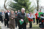 Александр Лукашенко возложил цветы к Аллее памяти захороненных 
деревень в Славгороде