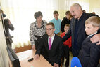 Александр Лукашенко во время посещения детского дома