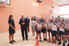 Аляксандр Лукашэнка агледзеў памяшканні для заняткаў спортам, дзе якраз праходзілі заняткі з дзяўчатамі па 
баскетболе, а з юнакамі - па гандболе