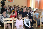 Александр Лукашенко во время посещения детского дома
