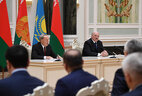 Президент Беларуси Александр Лукашенко и Президент Казахстана Нурсултан Назарбаев во время встречи с представителями СМИ
