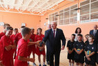 Аляксандр Лукашэнка ў час наведвання новай школы