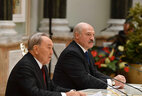Президент Беларуси Александр Лукашенко и Президент Казахстана Нурсултан Назарбаев во время встречи с представителями СМИ