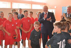 Александр Лукашенко во время посещения новой школы