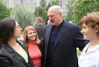 Аляксандр Лукашэнка ў час наведвання дзіцячага дома