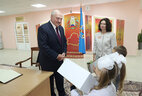 Александру Лукашенко подарили сделанные школьниками сувениры - куклы в образах первоклассника и первоклассницы
