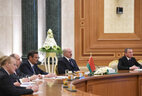 Президент Беларуси Александр Лукашенко на переговорах с Президентом Туркменистана Гурбангулы Бердымухамедовым в расширенном формате