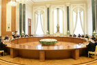 Президент Беларуси Александр Лукашенко на переговорах с Президентом Туркменистана Гурбангулы Бердымухамедовым в расширенном формате