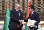 Александр Лукашенко и Гурбангулы Бердымухамедов во время подписания документов по итогам переговоров.