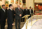 Президент Беларуси Александр Лукашенко с краткой экскурсией посетил мемориальный комплекс "Народная память" в Ашхабаде