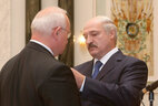 Александр Лукашенко наградил орденом Отечества III степени председателя Минского горисполкома Николая Ладутько