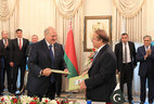 Президент Беларуси Александр Лукашенко и Премьер-министр Пакистана Наваз Шариф во время церемонии гашения марок