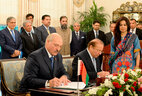 Президент Беларуси Александр Лукашенко и Премьер-министр Пакистана Наваз Шариф во время церемонии подписания документов по итогам встречи