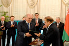 Президент Беларуси Александр Лукашенко и Премьер-министр Пакистана Наваз Шариф во время церемонии подписания документов по итогам встречи