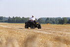 Глава государства прибыл на пшеничное поле ОАО "Александрийское" на квадроцикле