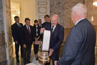 Александру Лукашенко от Европейской легкоатлетической ассоциации вручили традиционный швейцарский колокол