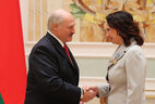 Александр Лукашенко вручил орден Матери главному специалисту главного управления бухгалтерского учета и отчетности Национального банка Елене Коптур