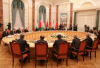 Во время переговоров с Президентом Таджикистана Эмомали Рахмоном в расширенном составе