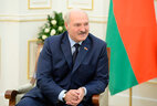 Президент Беларуси Александр Лукашенко во время встречи с исполняющим обязанности Президента Узбекистана, Премьер-министром страны Шавкатом Мирзиеевым