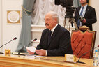Президент Беларуси Александр Лукашенко во время переговоров с Президентом Таджикистана Эмомали Рахмоном в расширенном составе