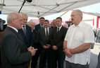 Александр Лукашенко во время посещения ГП "ЖодиноАгроПлемЭлита"