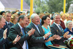 Глава государства Александр Лукашенко во время концерта в агрогородке Вишов, где чествовали работников колхоза "Родина"